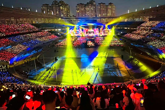333体育300㎡透明屏和190000根荧光棒“点燃”周杰伦呼和浩特演唱会！