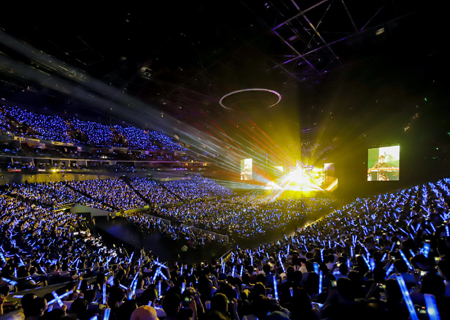 333体育LED透明屏闪耀伍佰ROCK STAR上海演唱会！