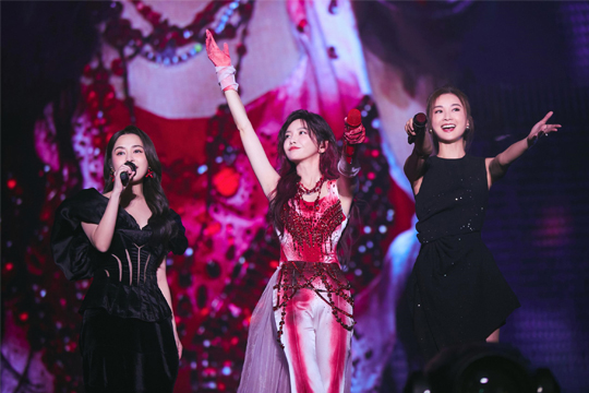 拾光启航！333体育LED屏助力于文文深圳演唱会打造极致光影盛宴！